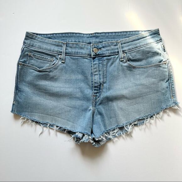Levi’s Denim Shorts 32 Distressed Hem Mid Rise‎ Cut Off Jean Shorts - Picture 1 of 12